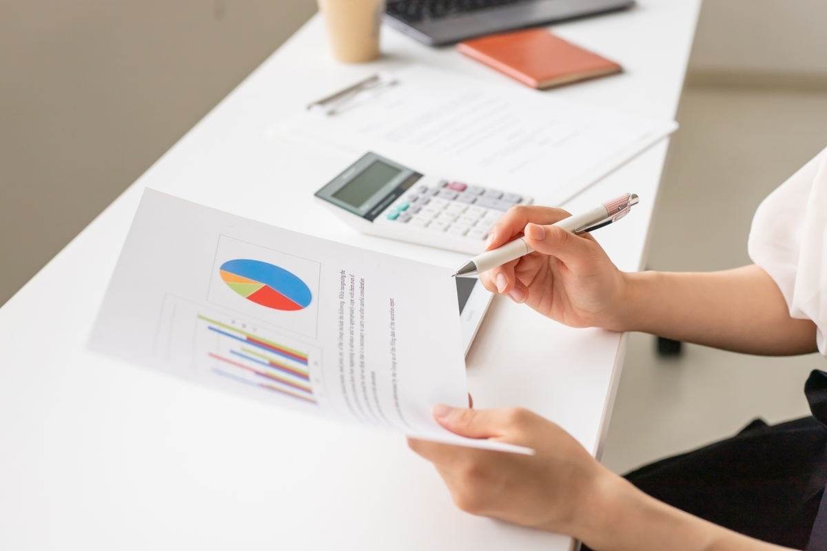 データをチェックする女性