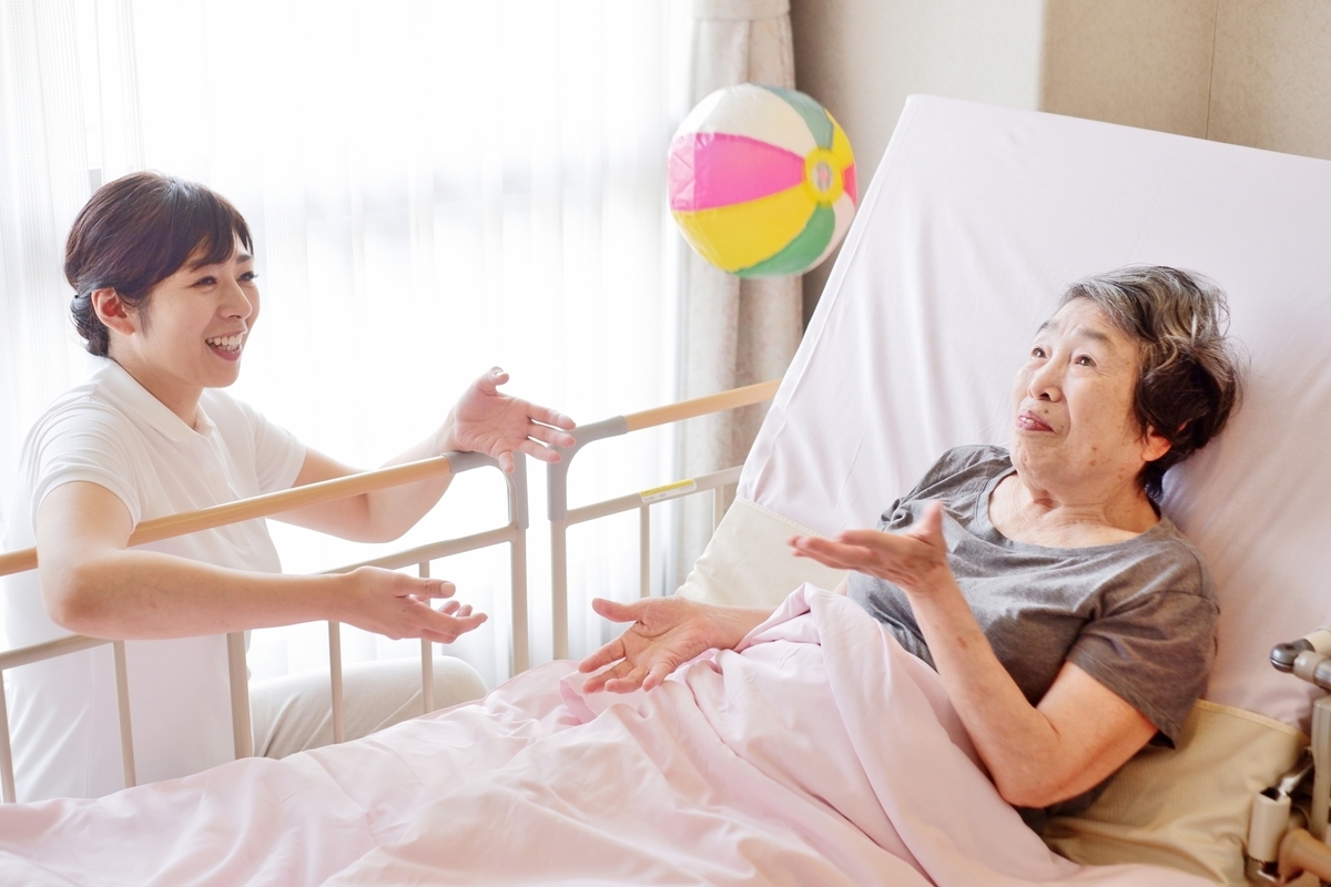 介護士と高齢者の女性