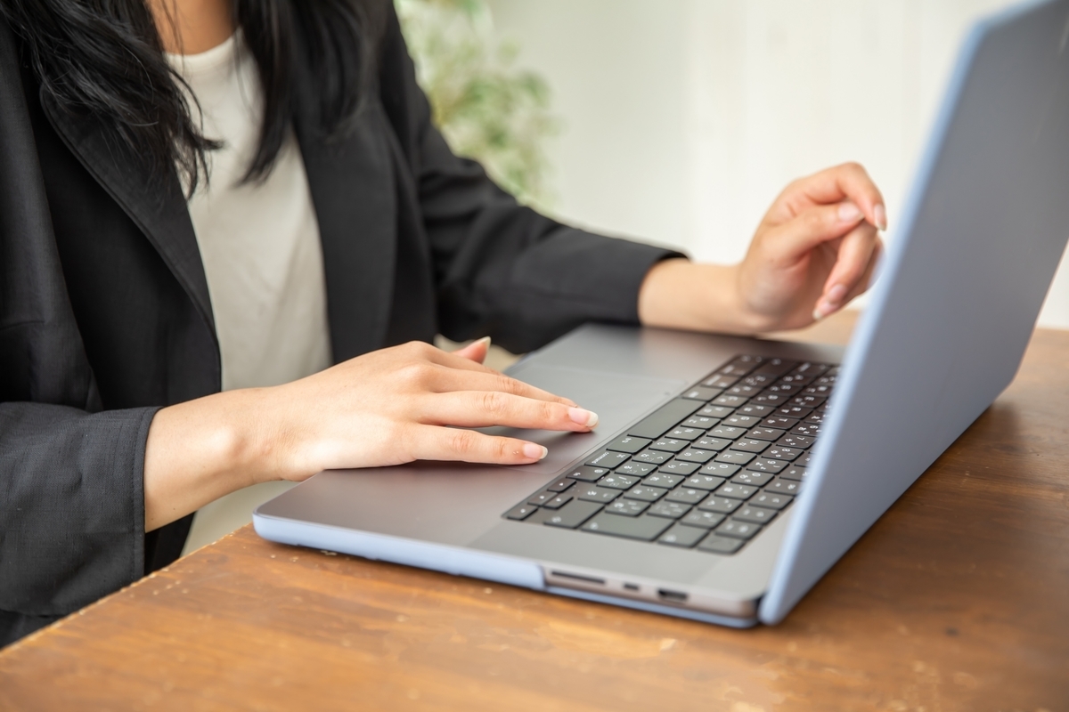 パソコンを操作する女性