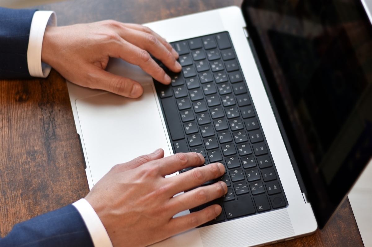 パソコンをタイピングする