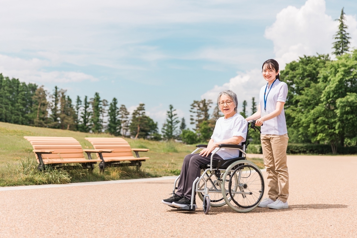 車いすを押す女性