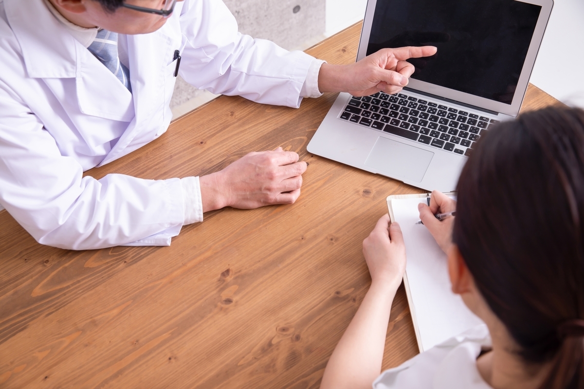 パソコンを見ながらの打ち合わせ