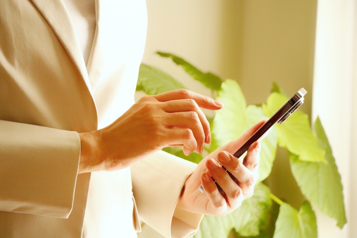 携帯電話を操作する女性