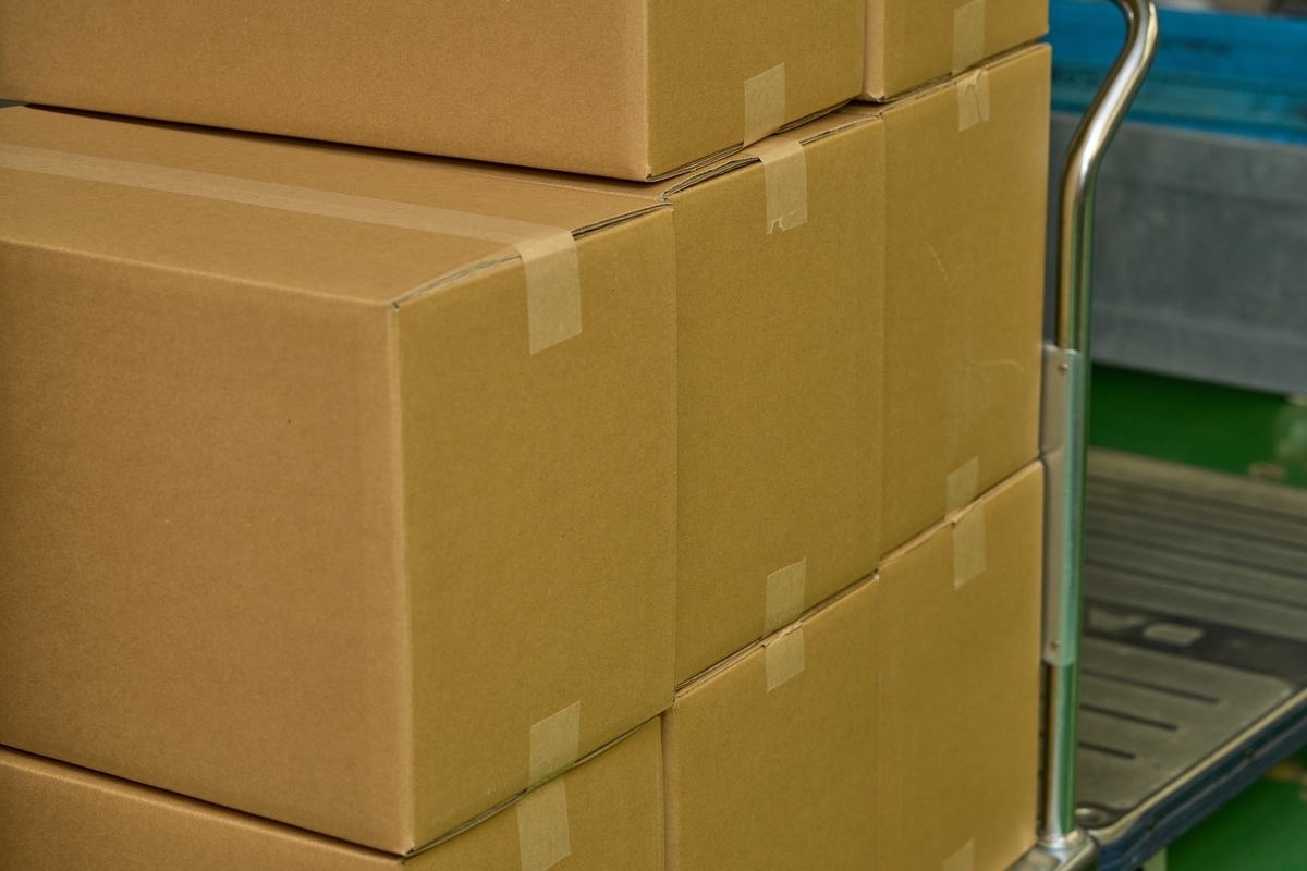 積まれた段ボール箱