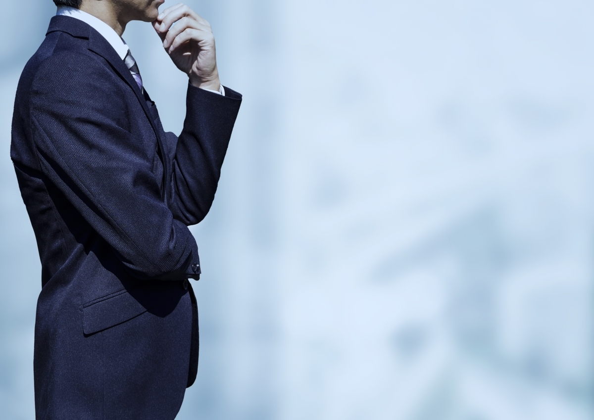 横を向くビジネスマン
