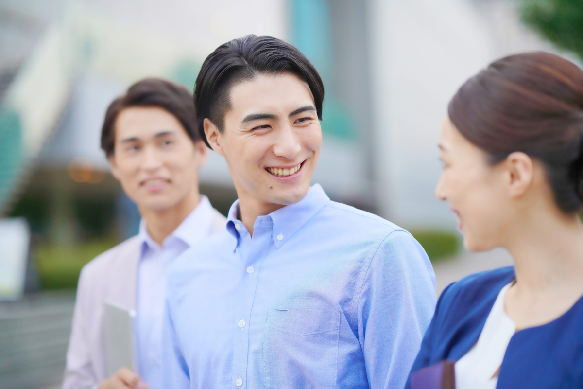会話をする男女