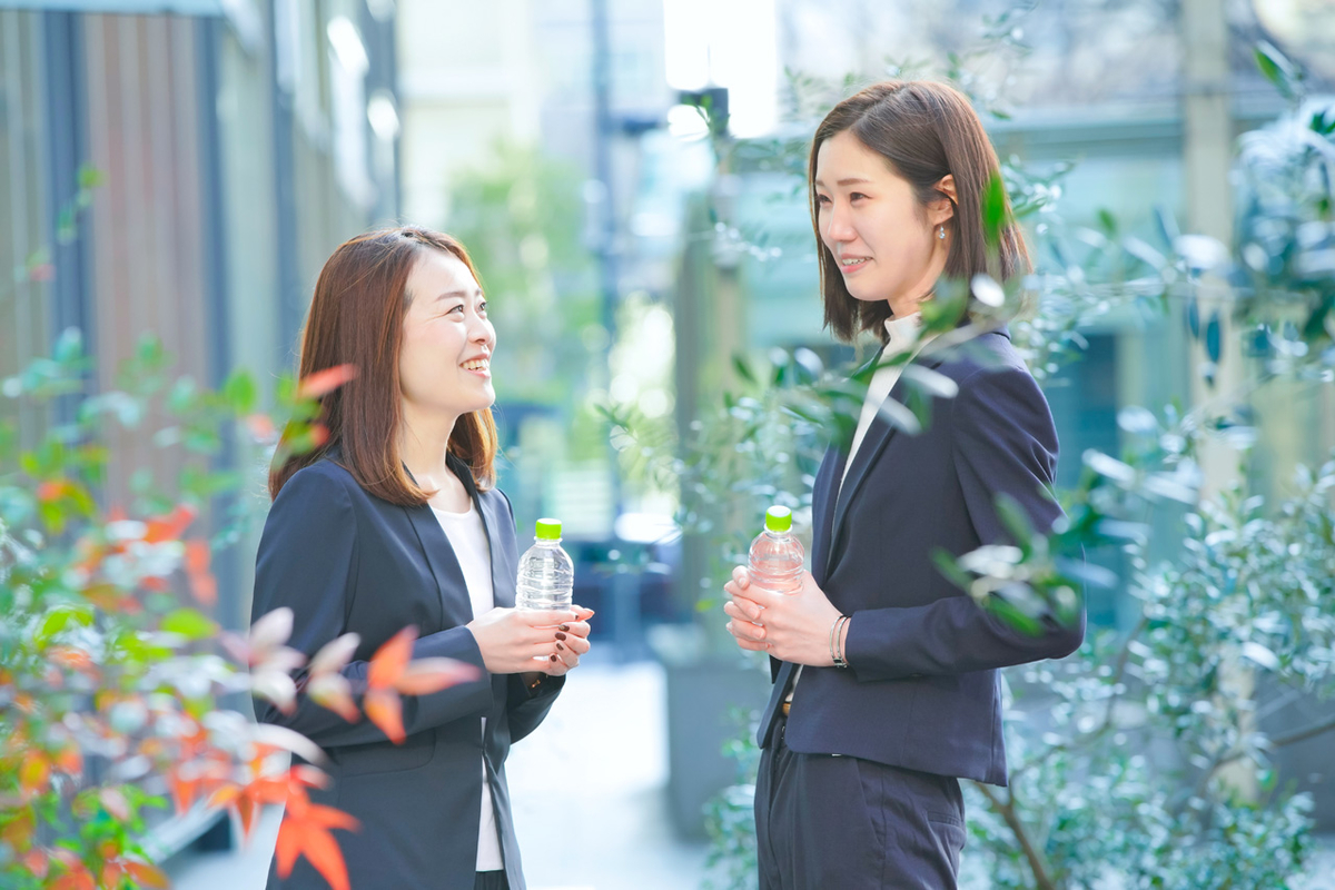 会話をする女性2人