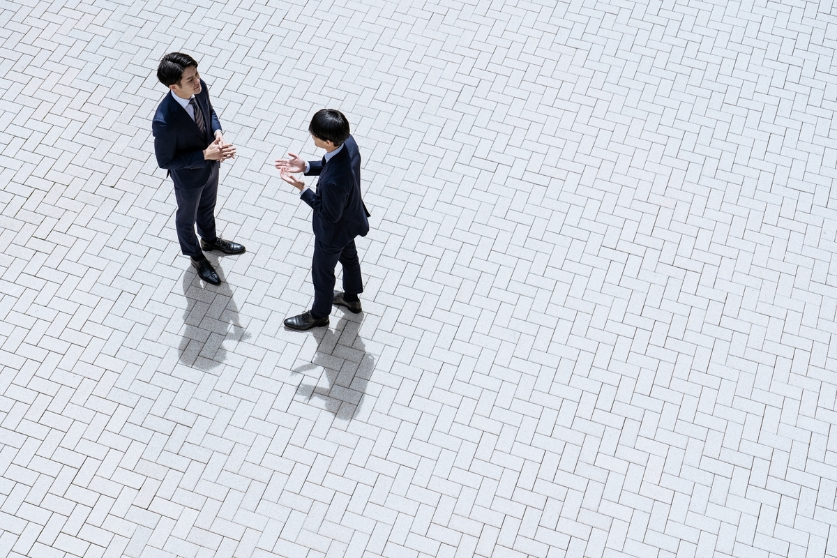 会話をする男性