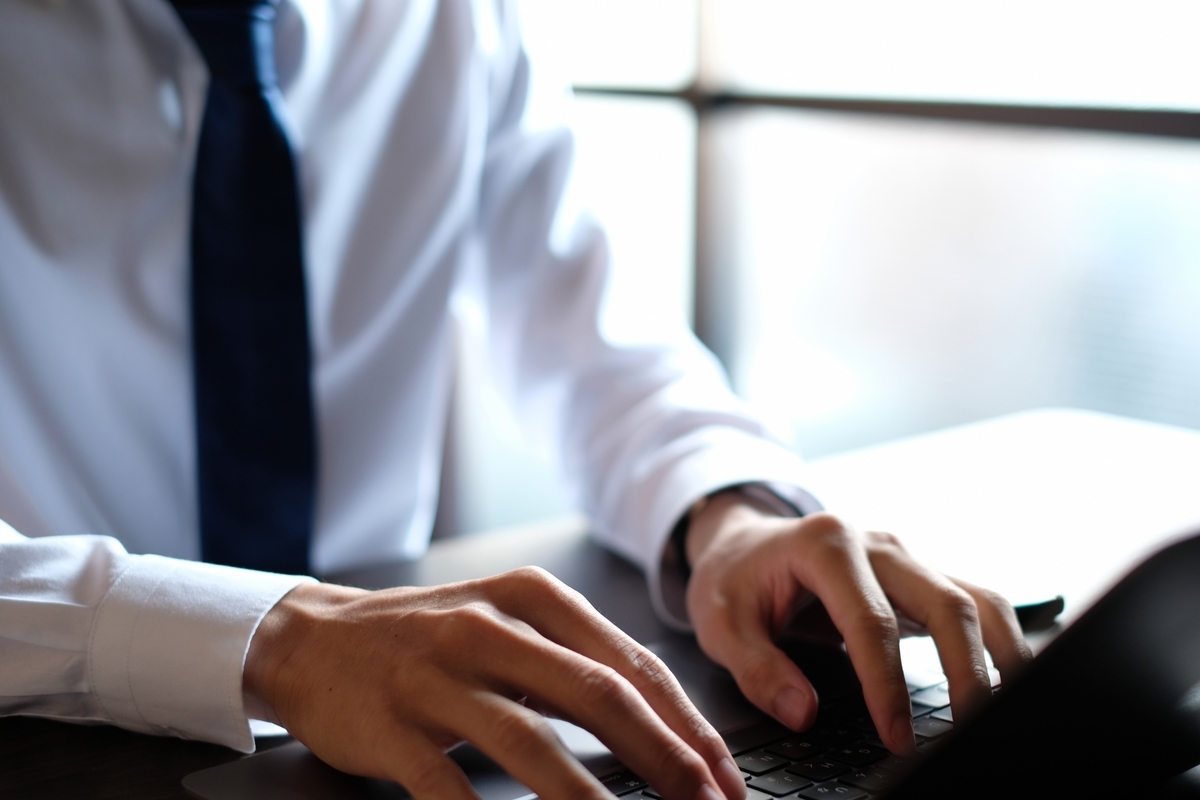 PCを使うビジネスマン