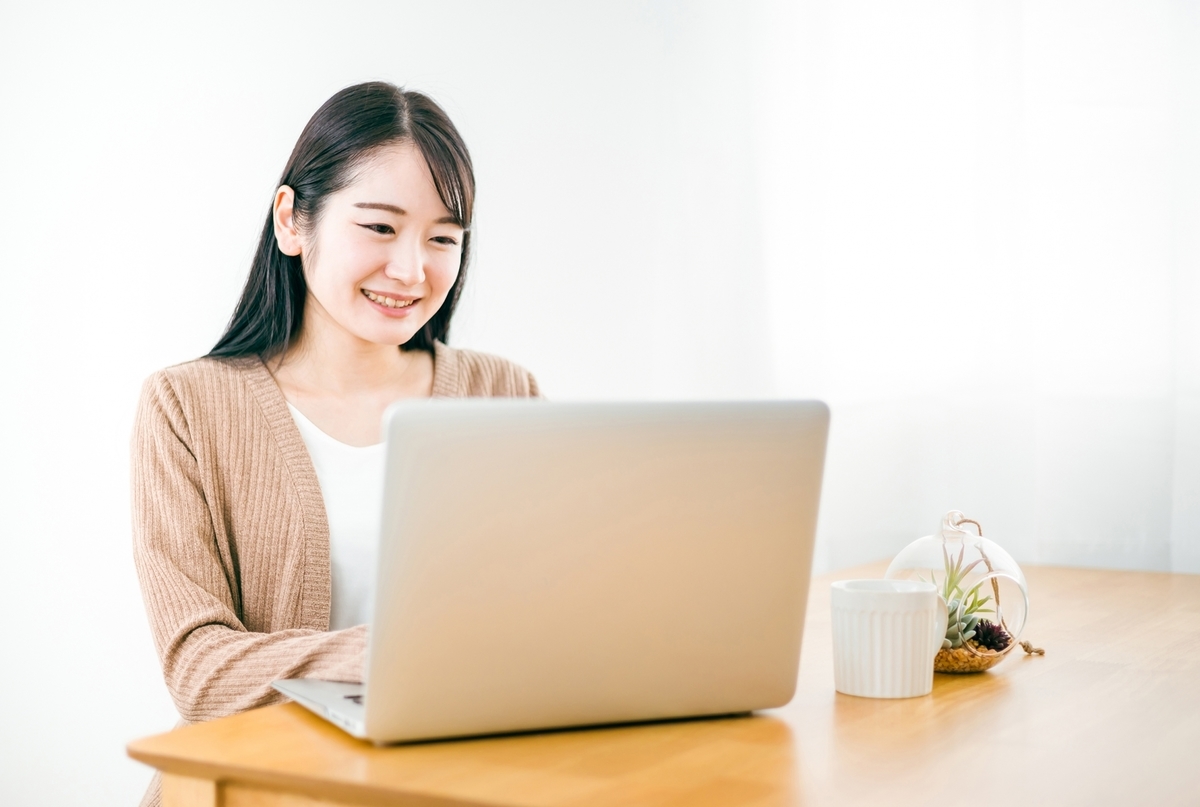 パソコンを使う女性