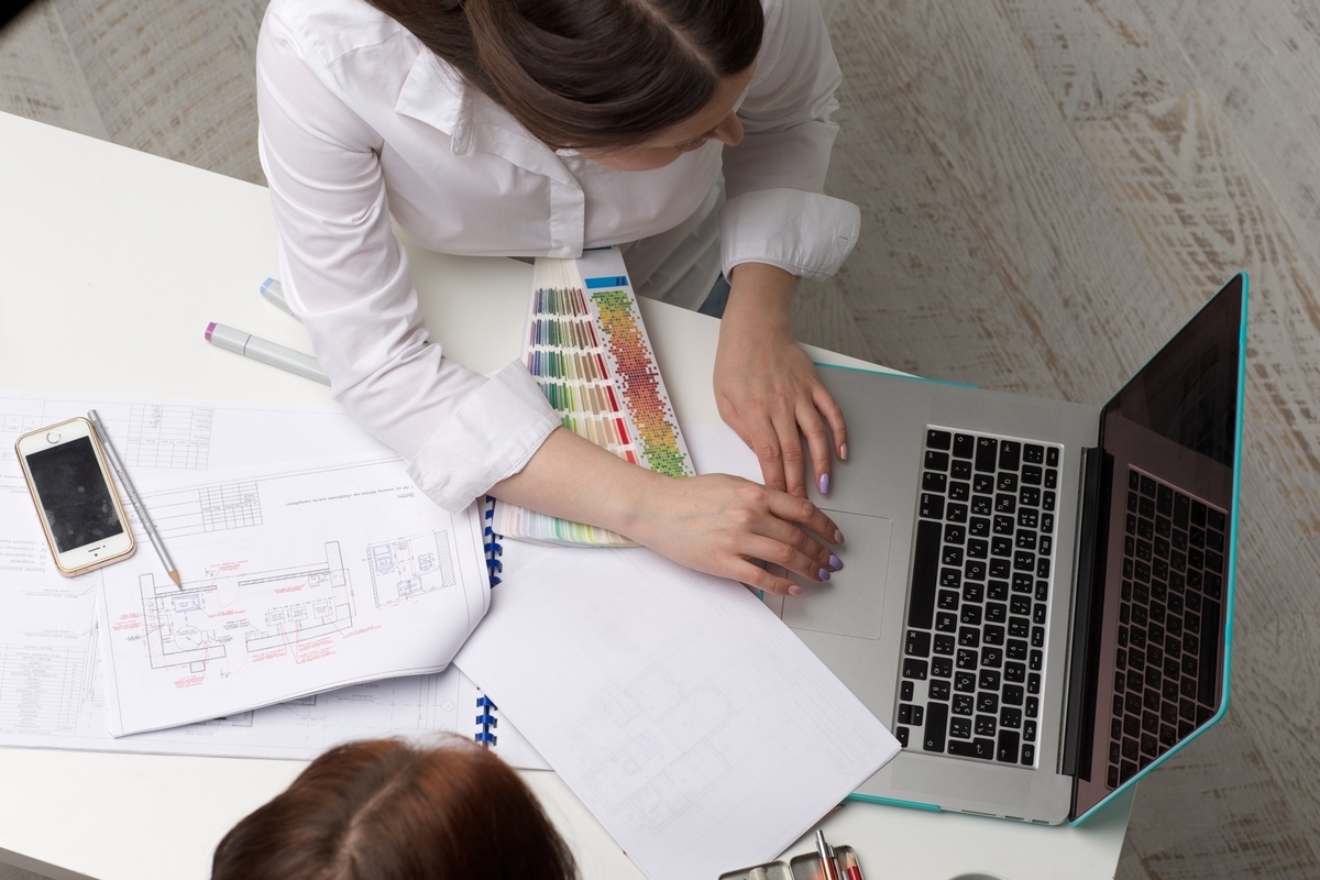 打ち合わせをするデザイナー