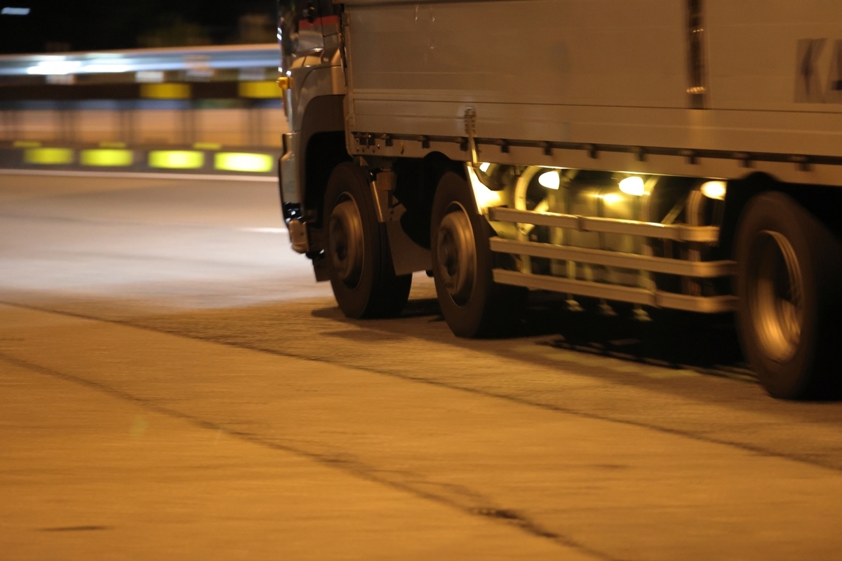 夜の道路を走るトラック