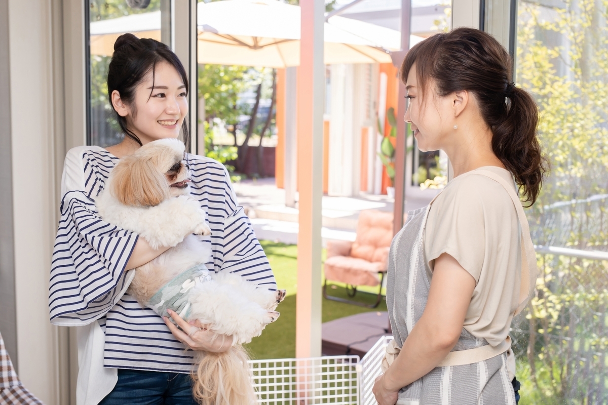 犬を抱きかかえる女性