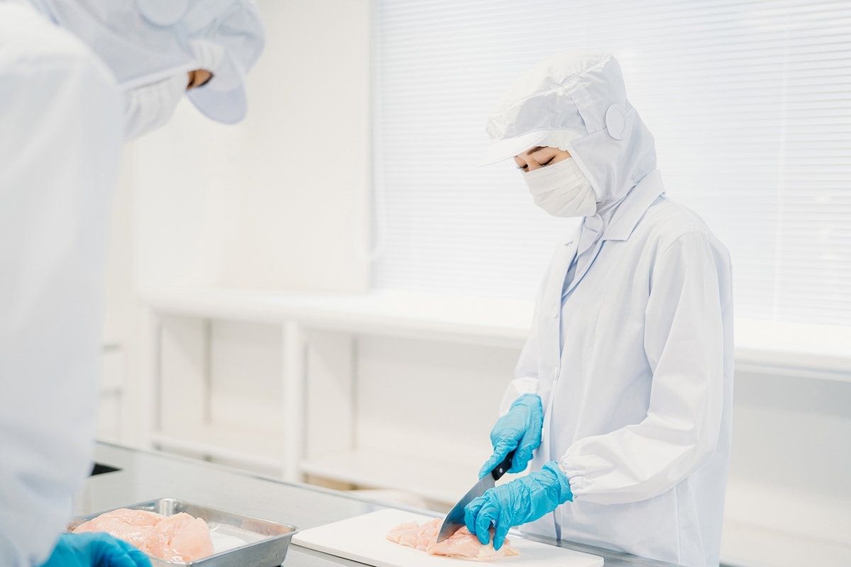 食品を加工する作業員