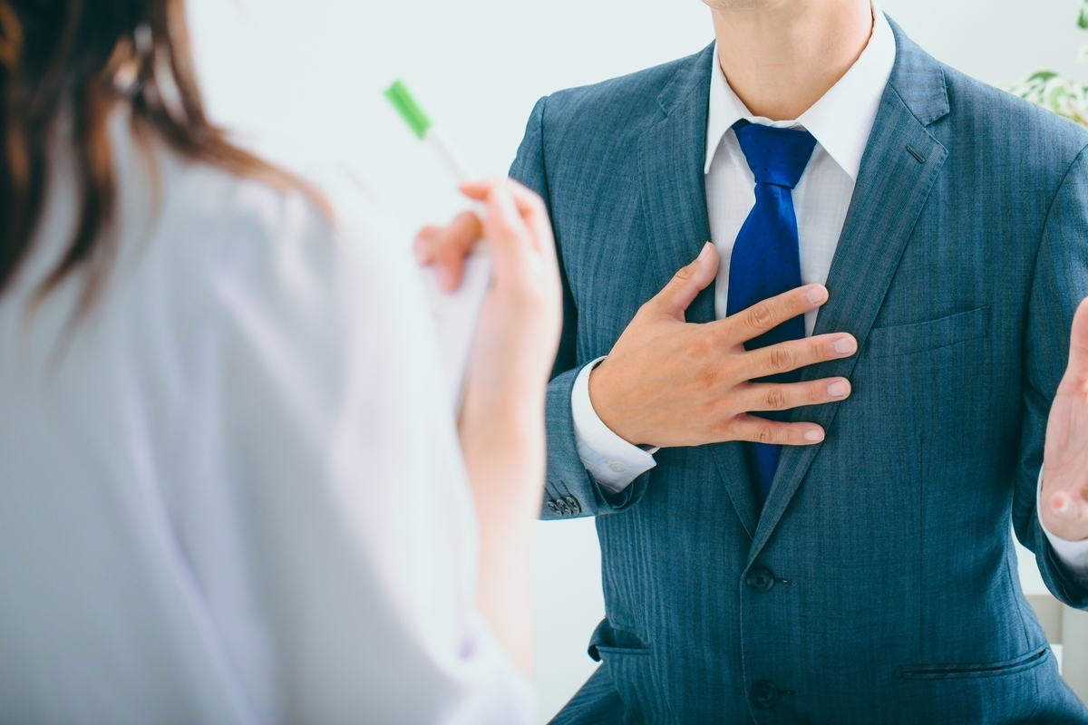 会話をする男女