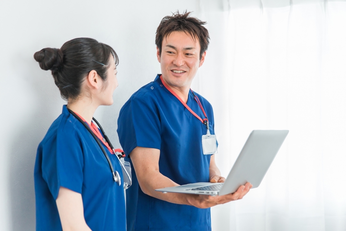 医療関係で働く男女
