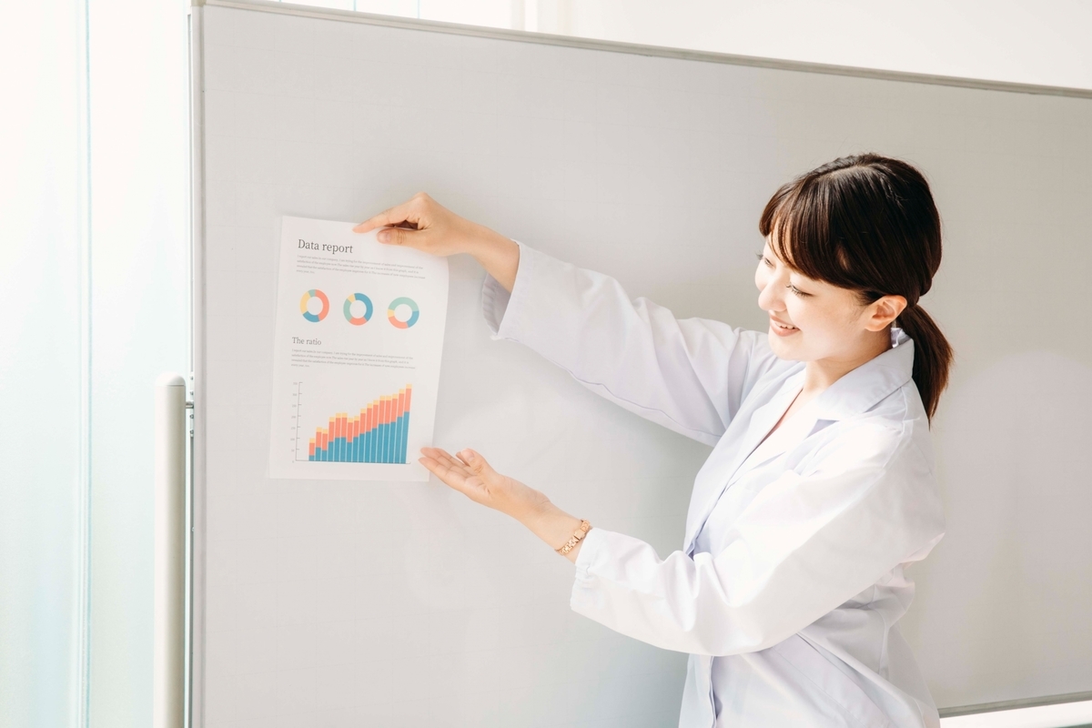 データを見る白衣の女性