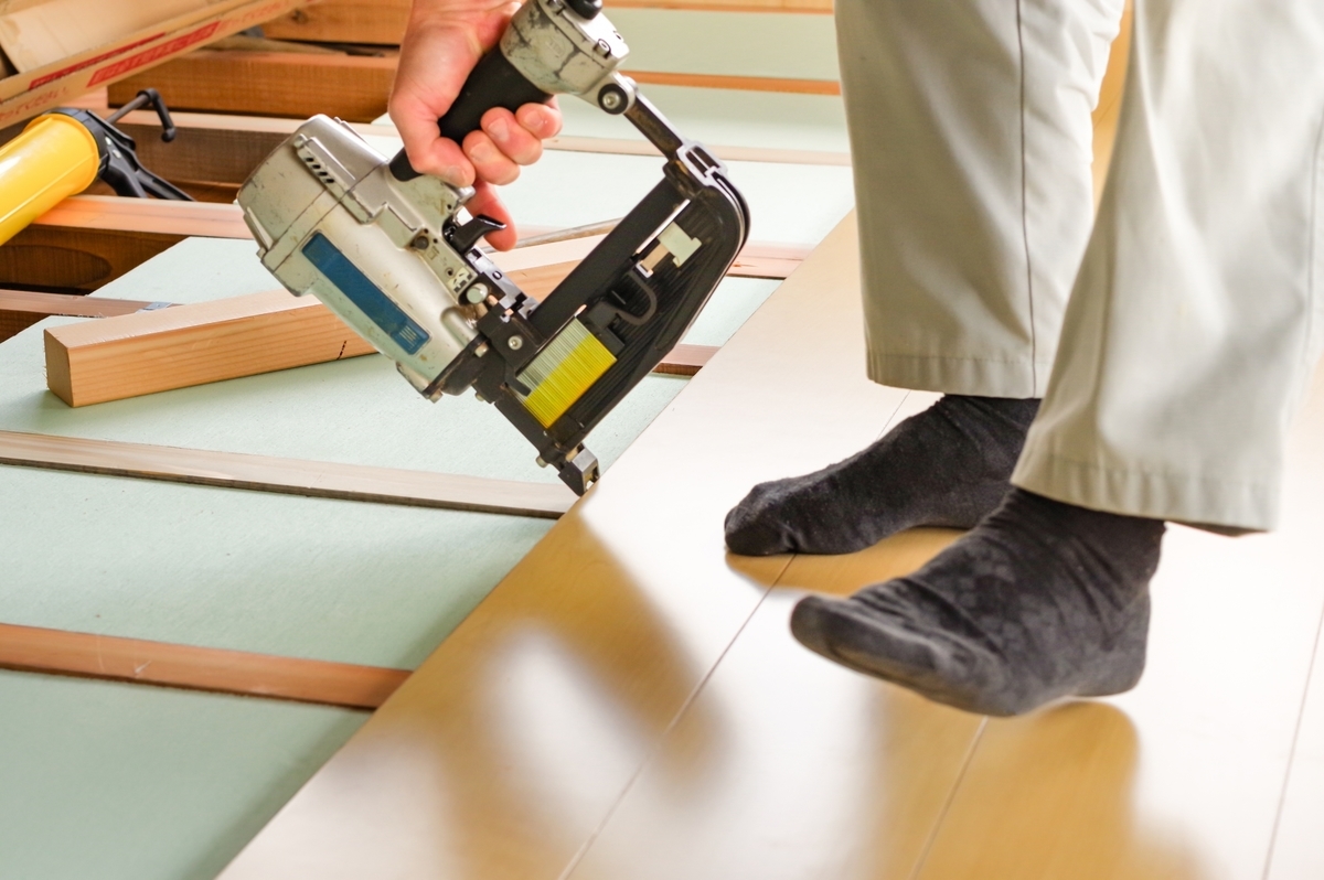 フローリングを加工する大工