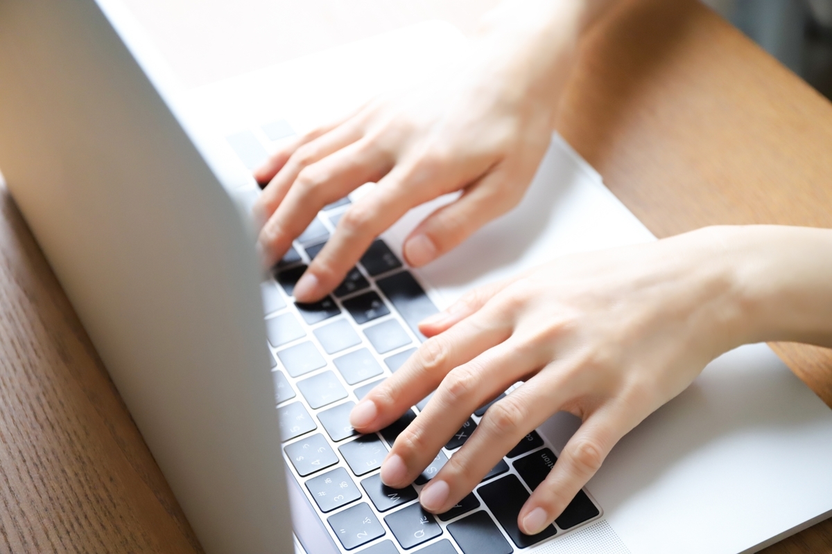 パソコンをタイピングする