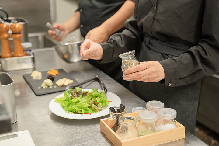 ホールで料理を作る