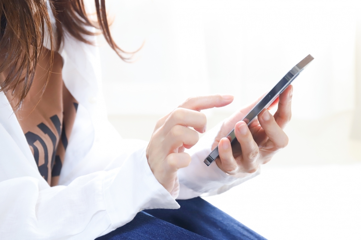 スマホを操作する女性