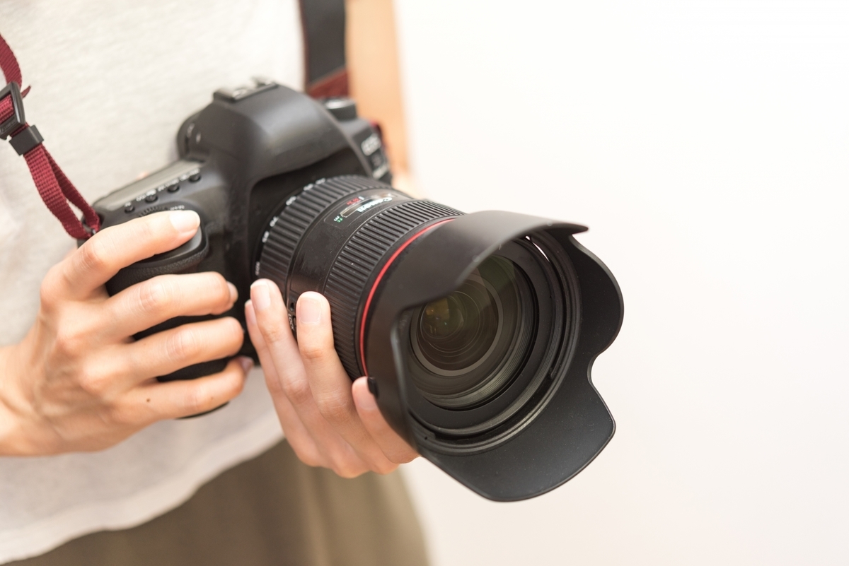 カメラを構える手元