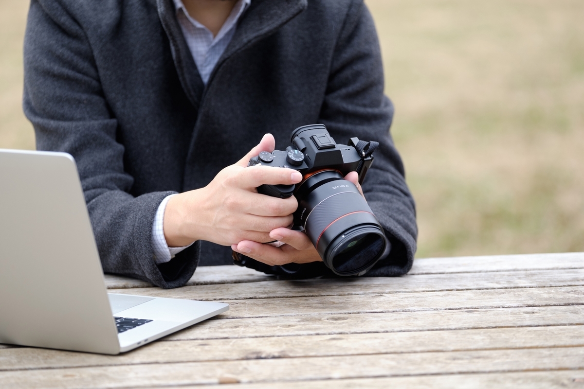 カメラマンの男性