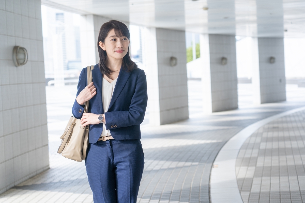 笑顔のスーツの女性