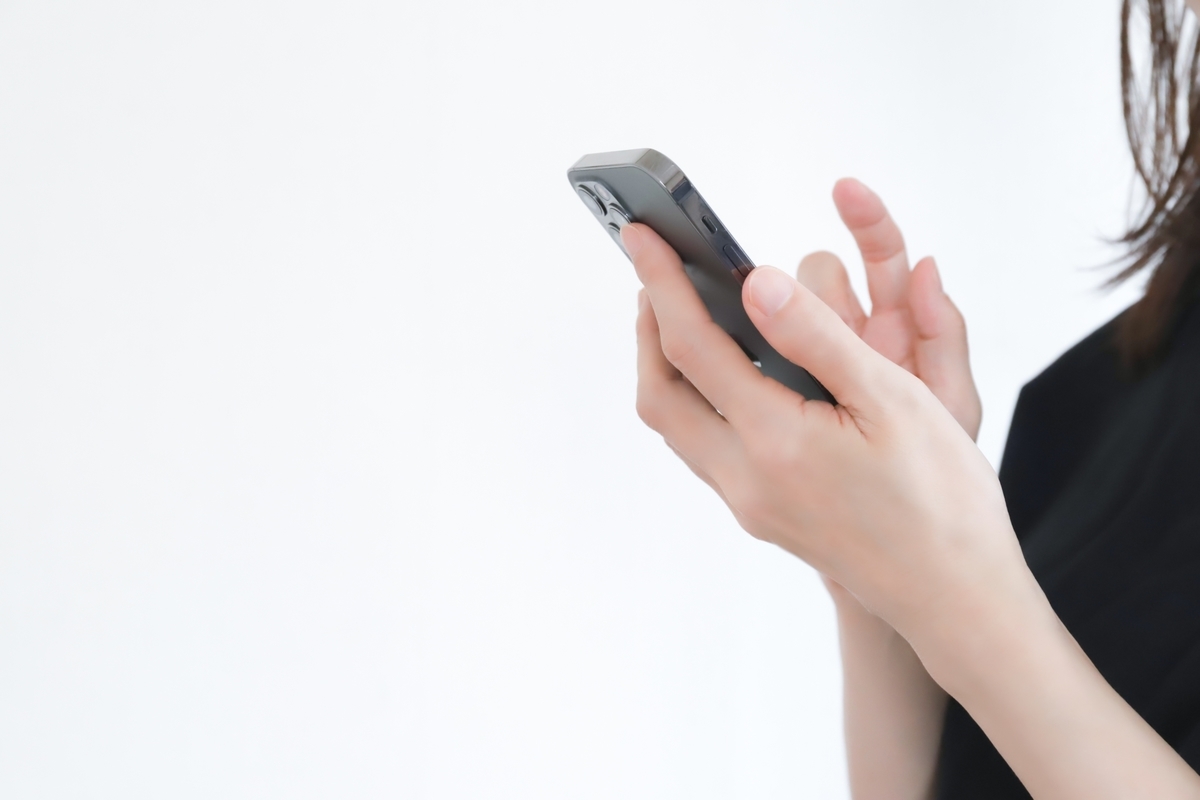 スマホを操作する女性