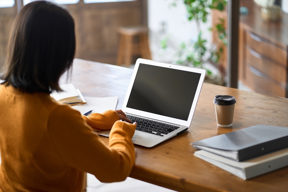 テレワークをする女性の後姿