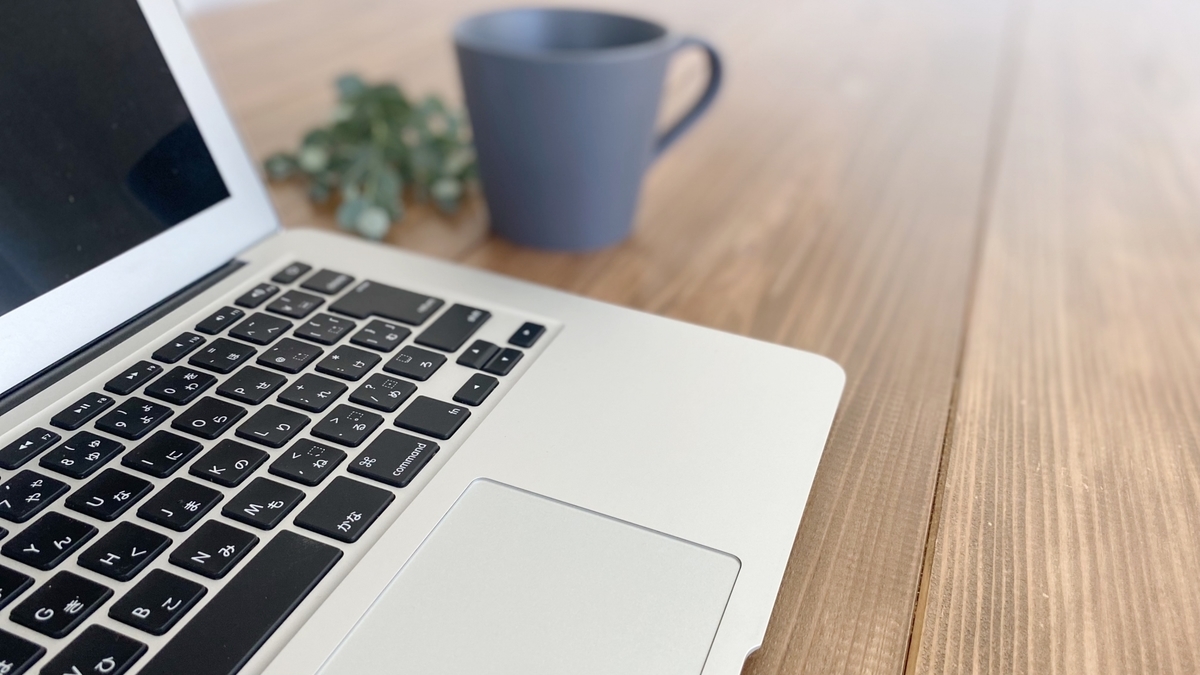 パソコンとコーヒーカップ