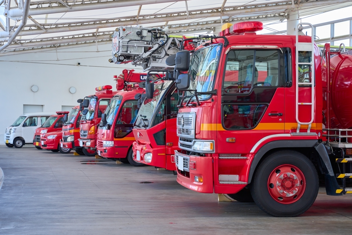 並んだ緊急車両