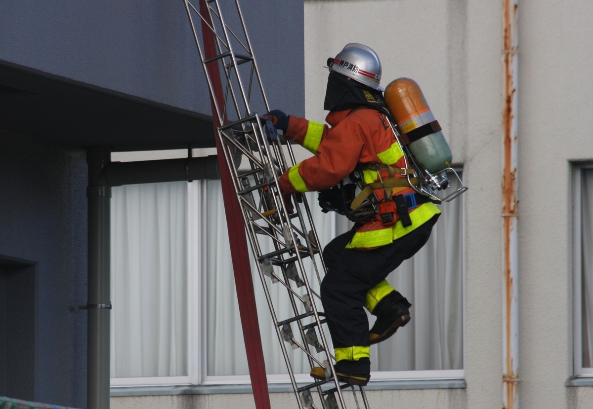 梯子を上る消防士