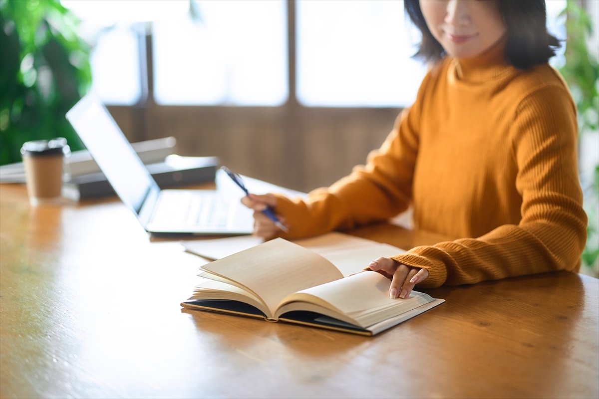 資格の勉強をする女性