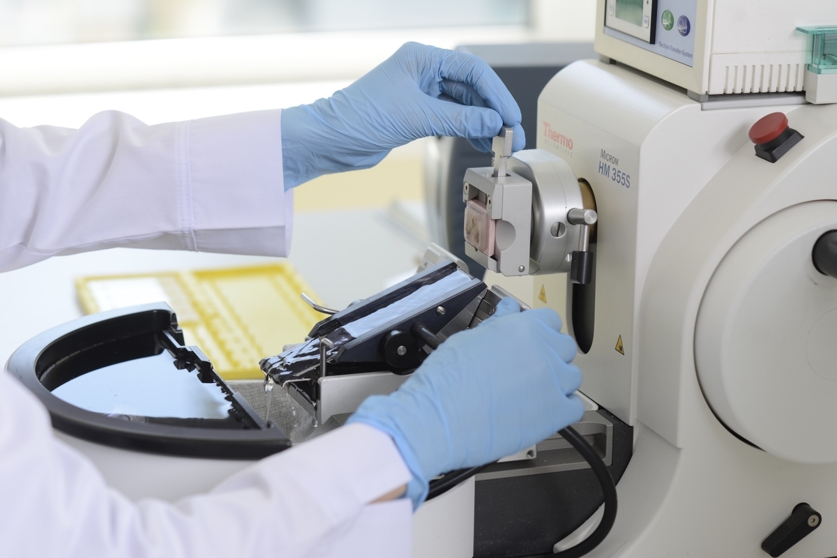 機器を扱う手元