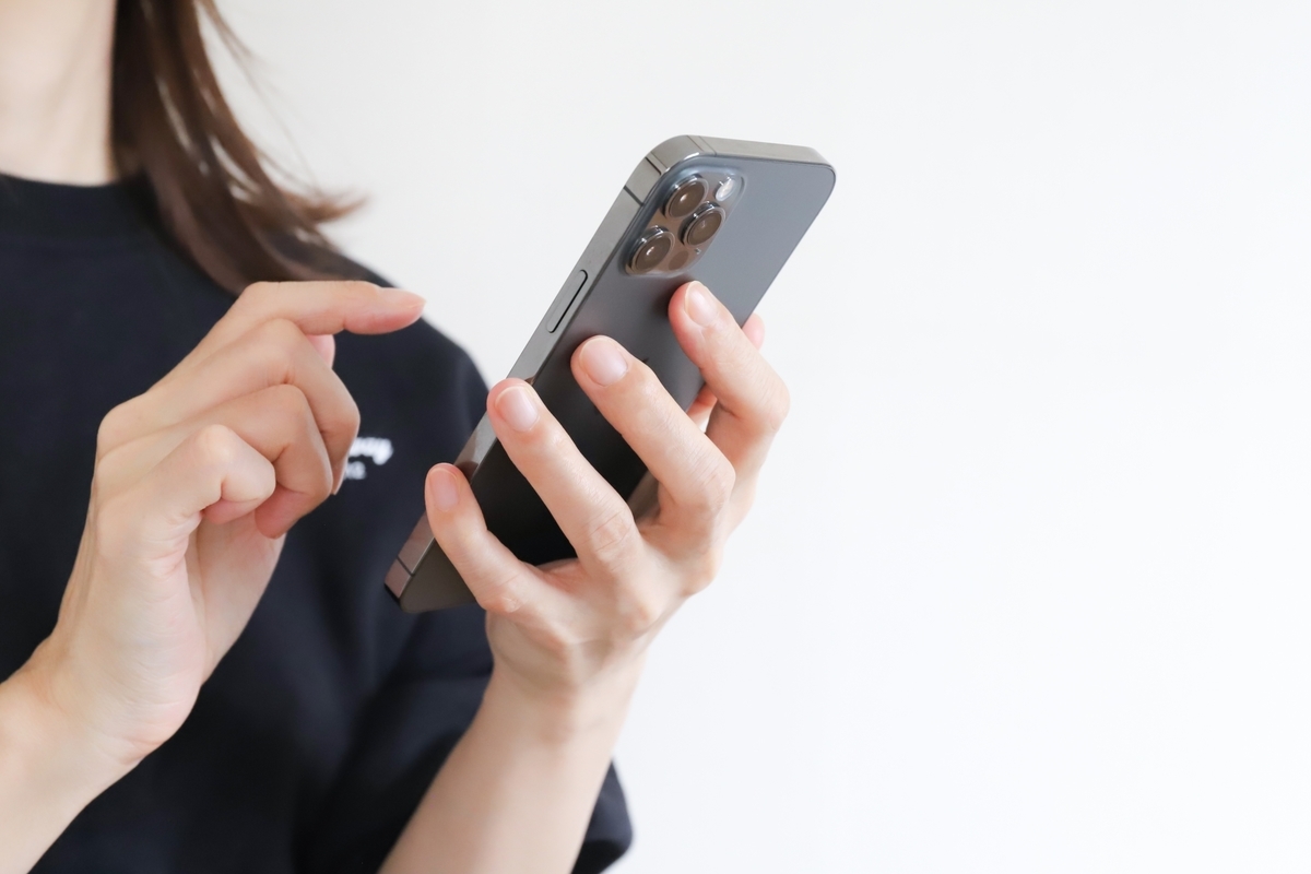 スマホを操作する女性