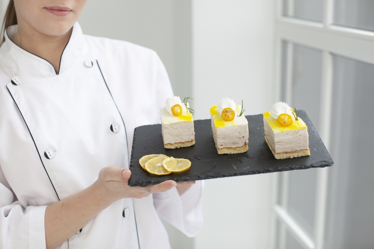 ケーキを持っているパティシエ