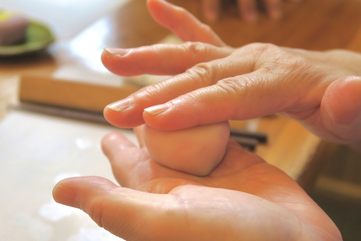 和菓子をこねる