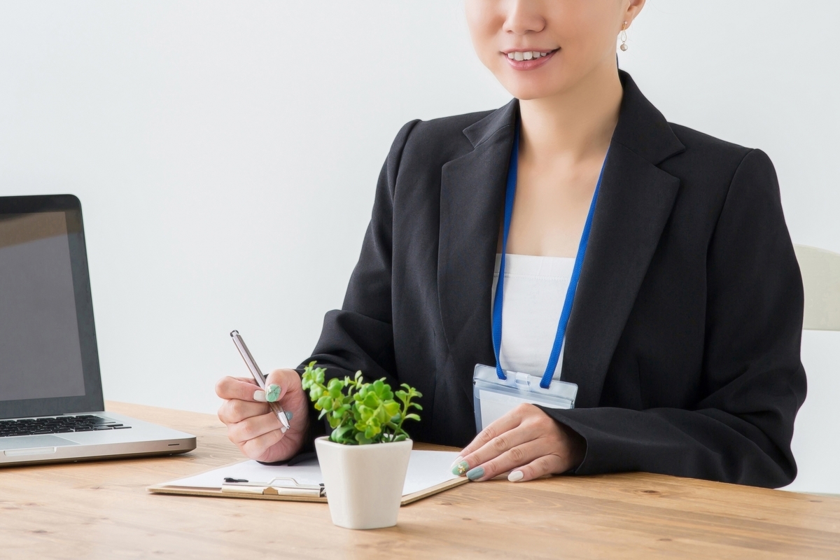 スーツの女性