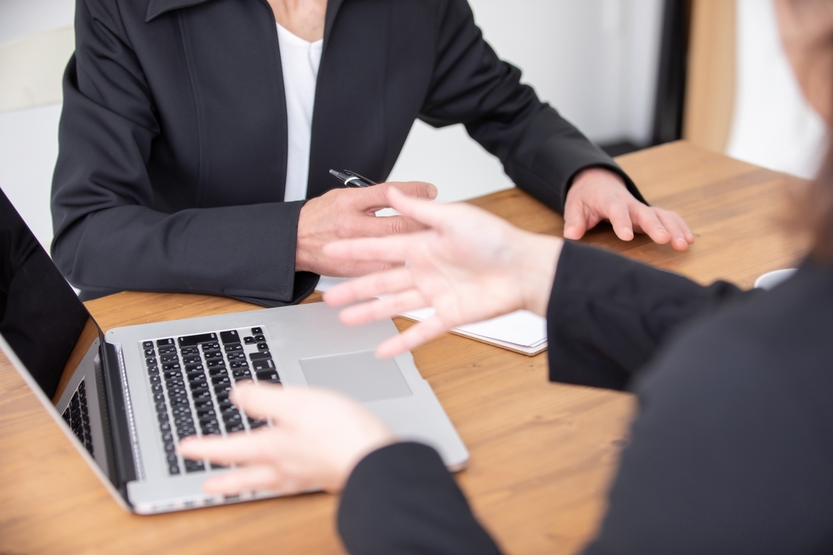 打ち合わせをするスーツの二人