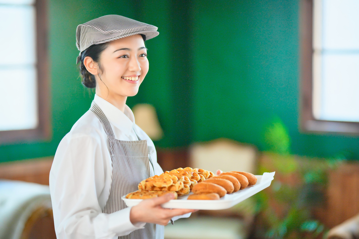 カフェでバイトをする女性