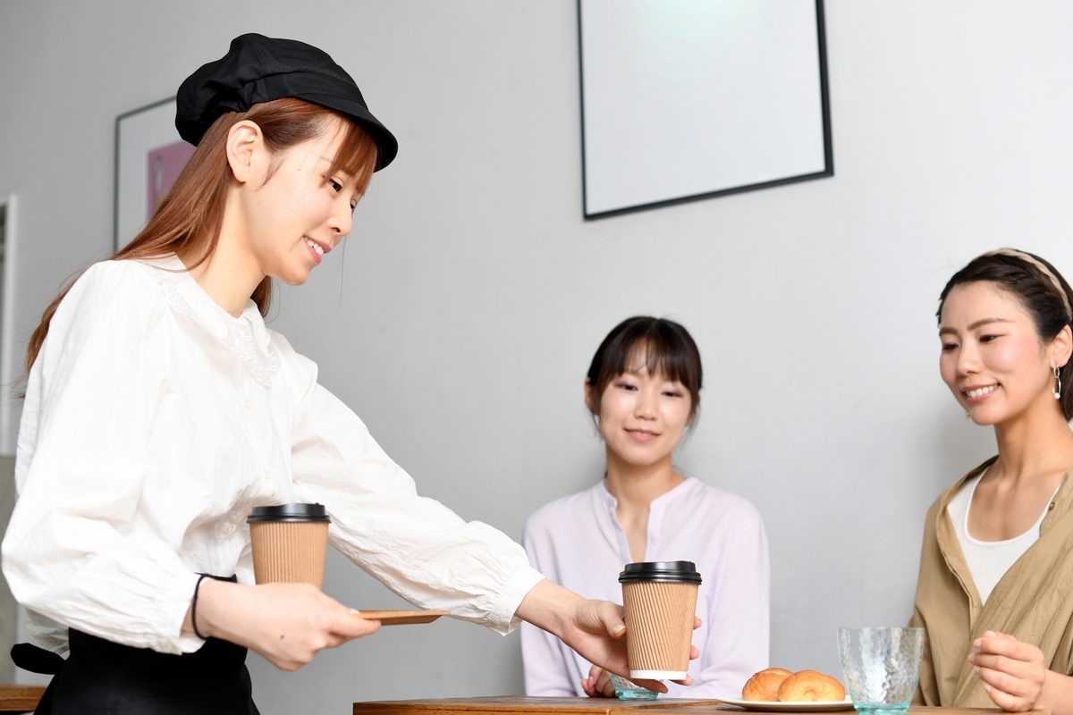 飲食店で働く女性