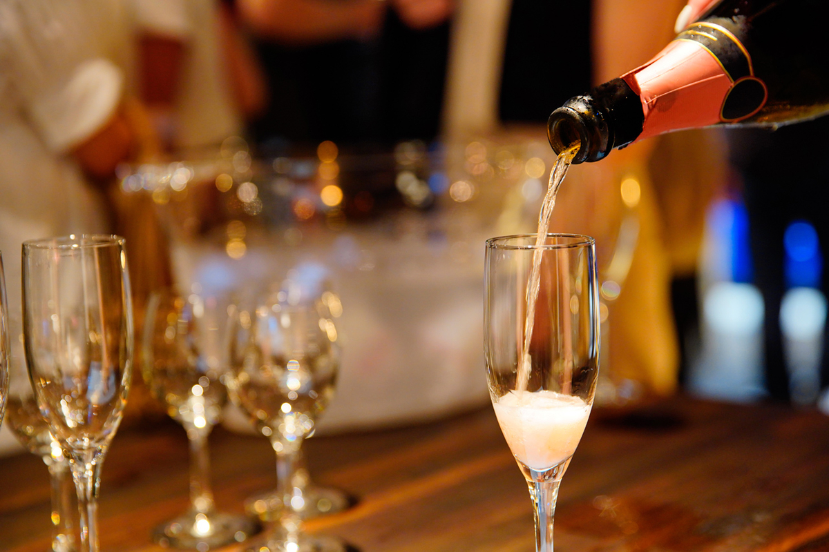 お酒をグラスに注ぐ様子