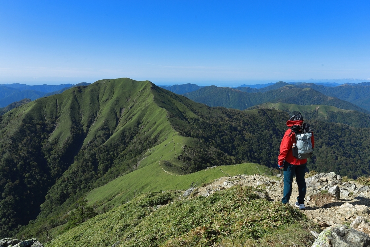 登山をする男性