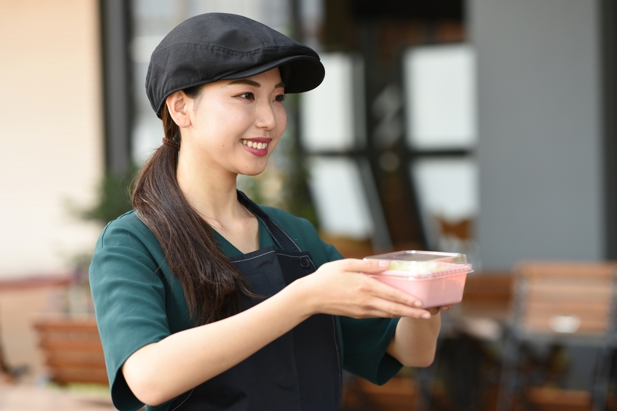 飲食店で働く女性