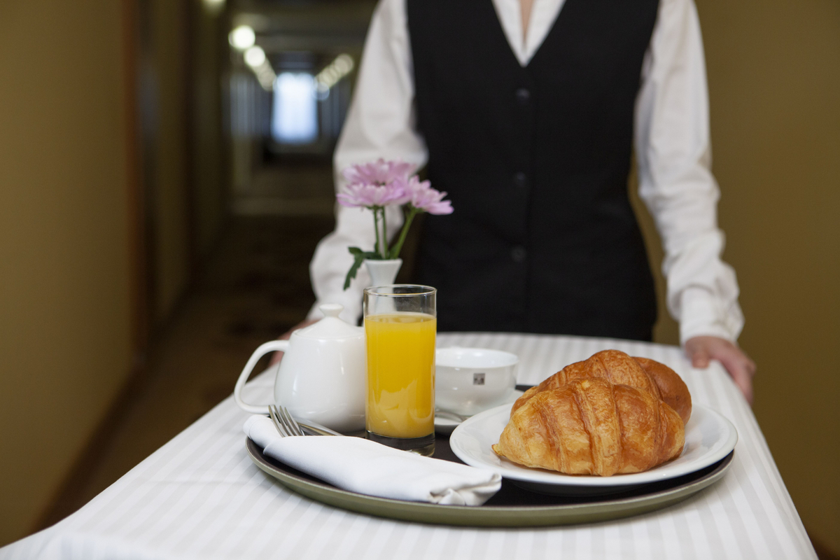 ルームサービスを運ぶ女性