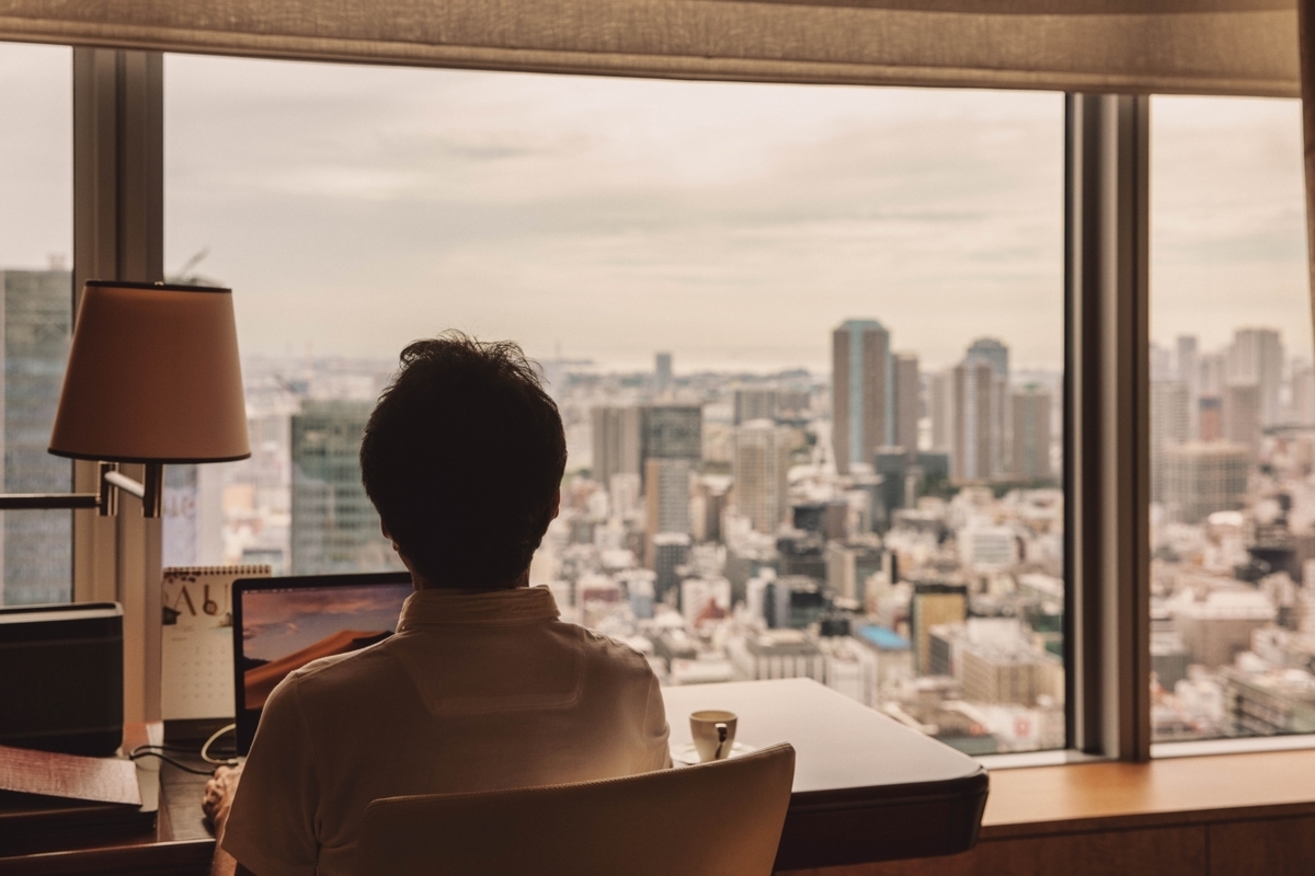 ホテルでパソコンを操作する