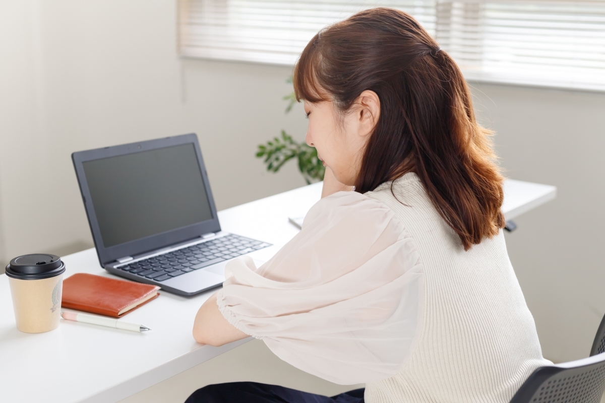 デスクワークに疲れる女性