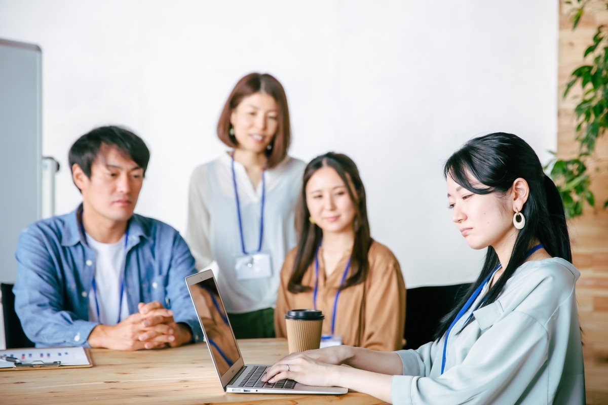 不満な表情をする女性