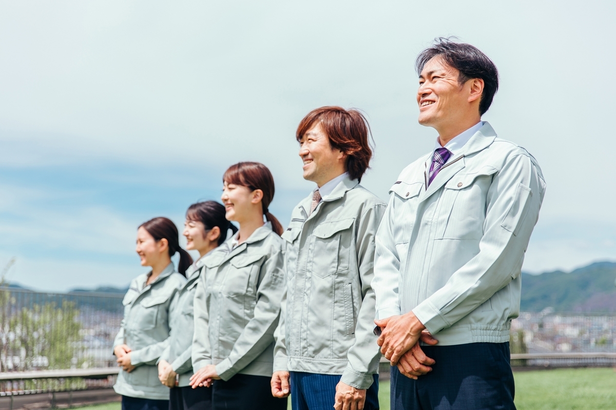 作業着を着た５人